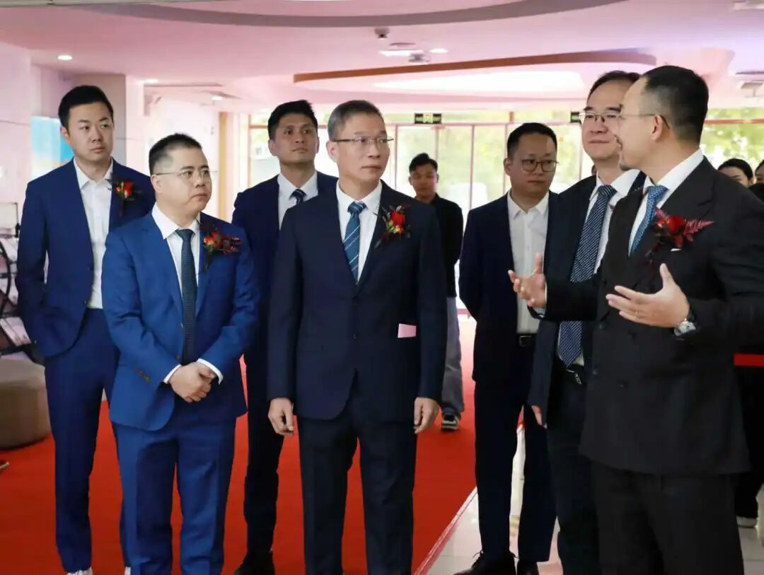 山东华视眼科总经理王望对眼健康管理中心进行全面讲解。