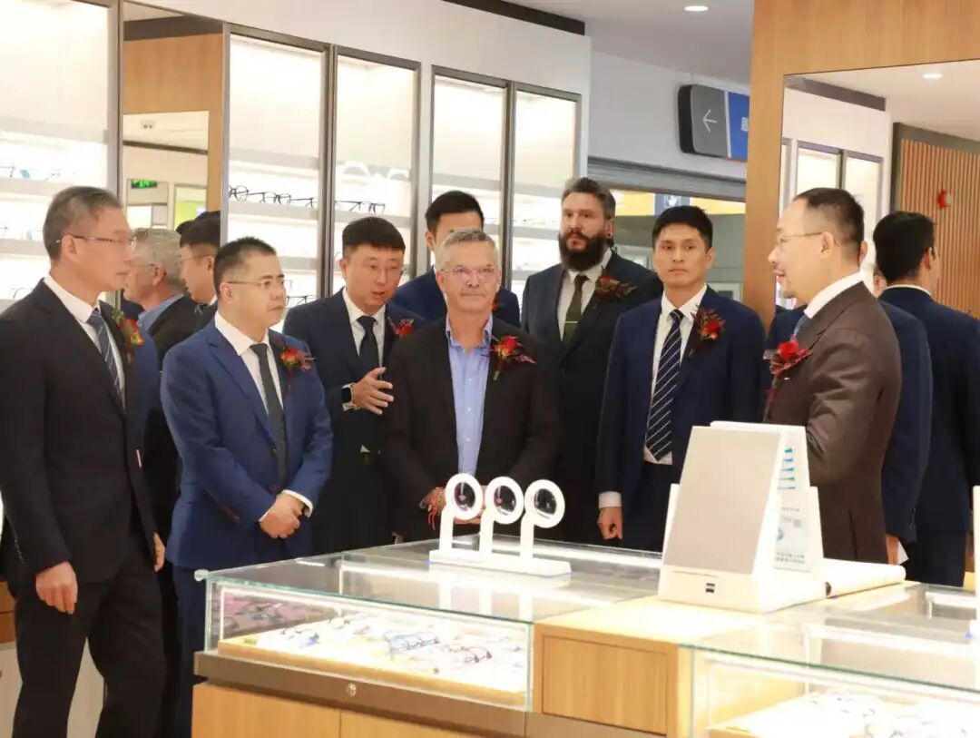 山东华视眼科总经理王望对眼健康管理中心进行全面讲解。