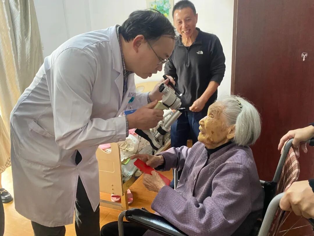 厦门眼科中心龙岩眼科医院李贵明副院长为百岁老人进行眼健康检查