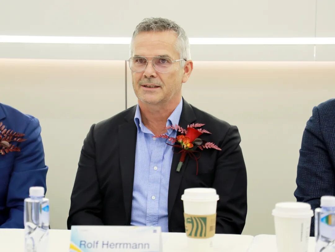 蔡司光学集团市场副总裁Rolf Herrmann对华厦眼科及济南华视眼科医院的信任与支持表示感谢