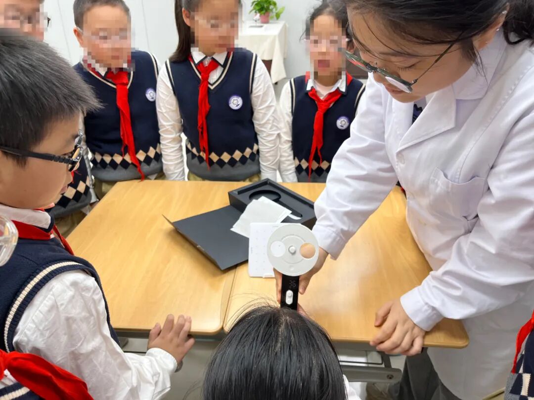 近视防控进校园