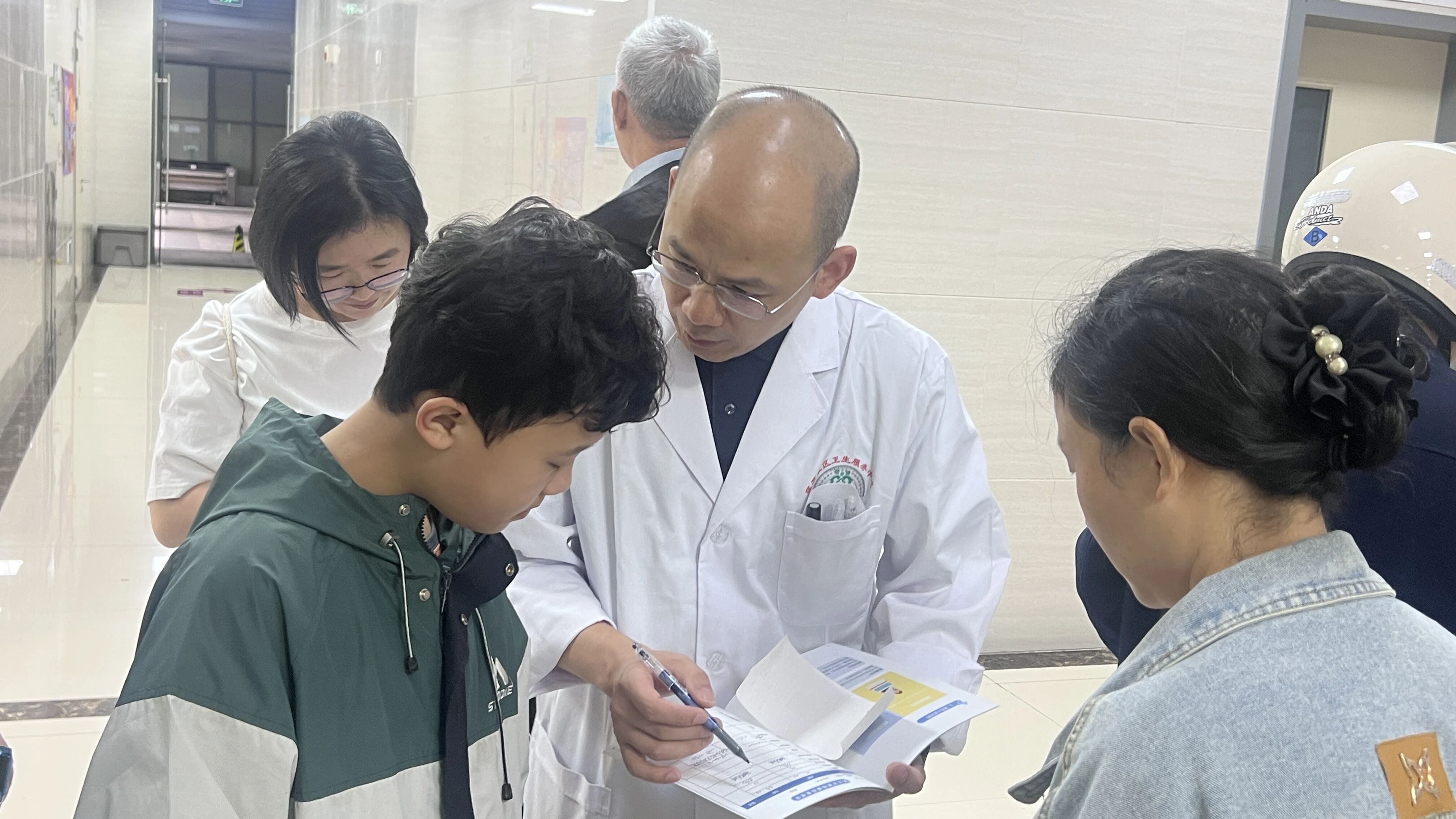 从视力测试到眼底检查，向主任不放过任何细节