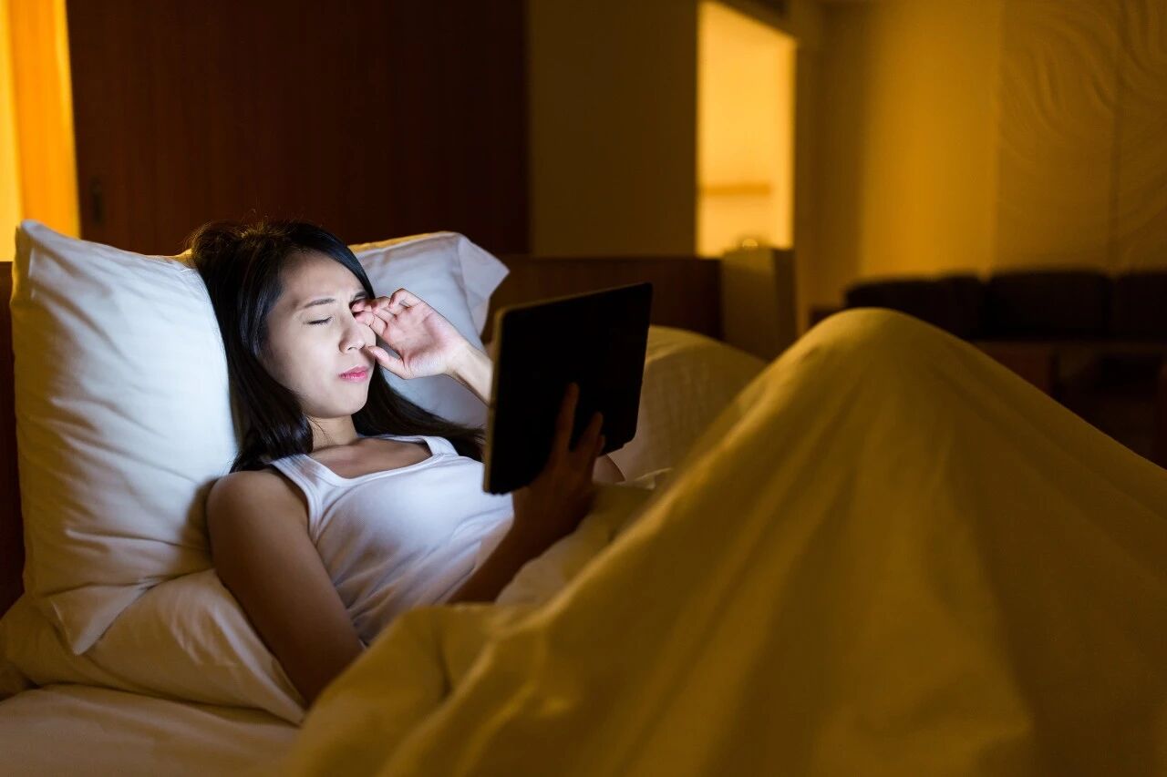 南京华厦眼科|医生支招：睡前玩手机怕伤眼？这3个小技巧，轻松降低伤害