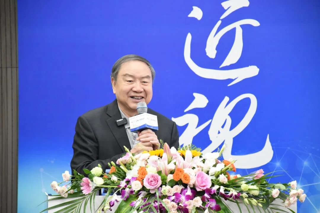 国际眼科科学院院士、我国眼科学界领军人物赵堪兴教授登台为众多家长和孩子带来近视防控科普宣讲