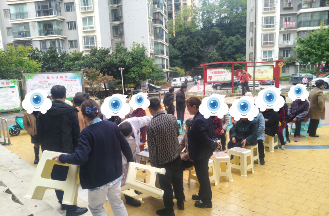 社区志愿者们也全程投入，热情服务