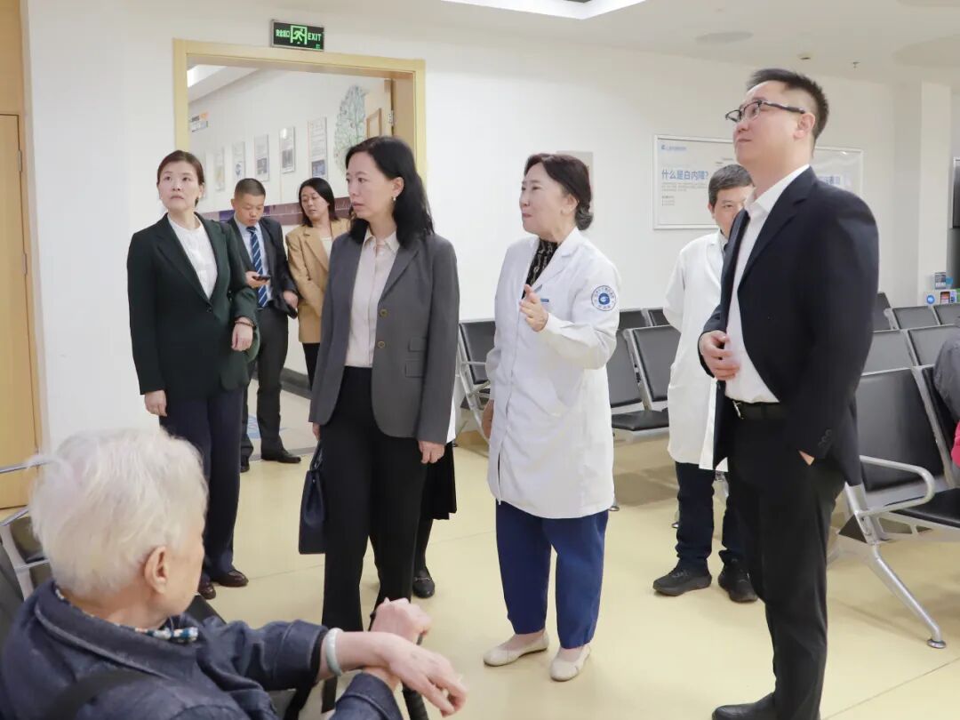 陈瑛总裁一行实地走访了屈光专科门诊、检查室，全面了解医院在ICL手术流程优化、患者服务体验与医疗质量管理方面的实践成果