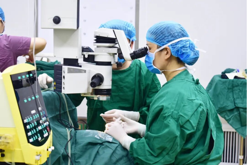 手术台上,是无影灯下的专注与精准