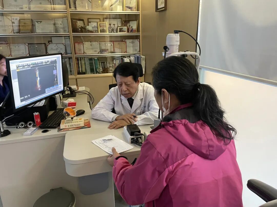 周明院长更是亲自为部分病情复杂的患者进行了细致的看诊