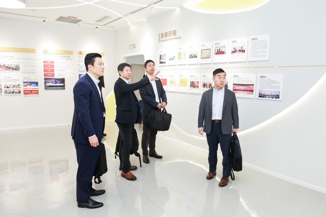 山岸俊介部长一行实地考察了集团本部厦门大学附属厦门眼科中心，重点参观了视光中心与眼健康科普馆两大区域