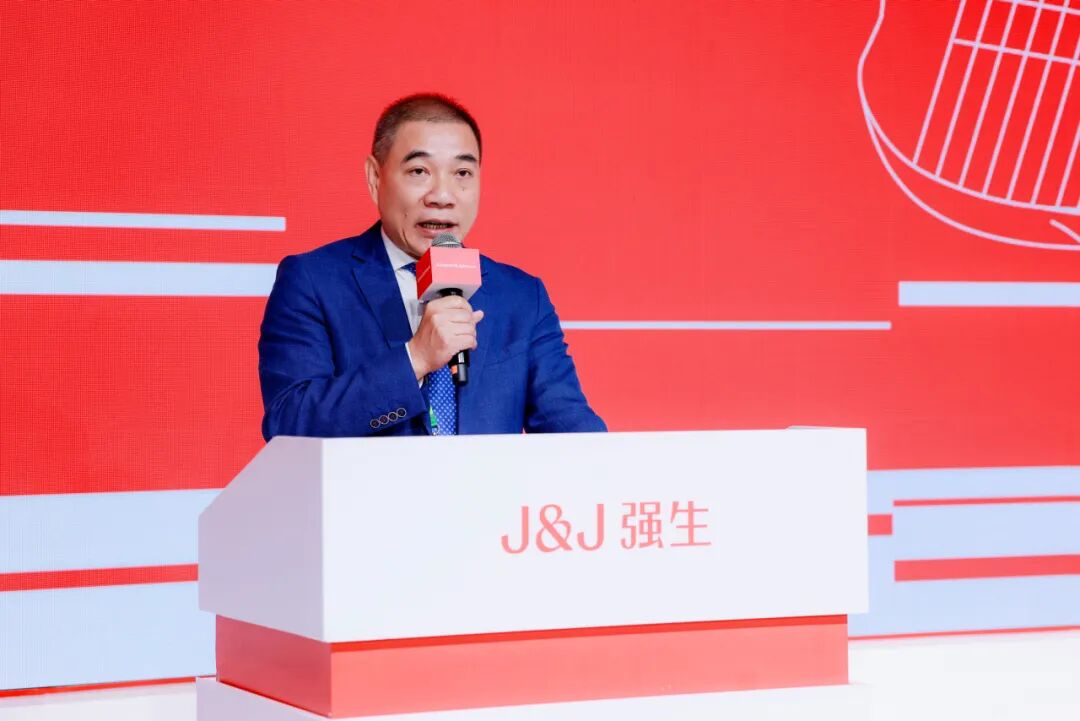 集团领导陈凤国在签约仪式上表