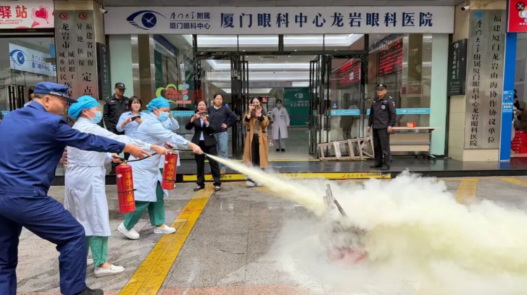 现场指导灭火器的使用