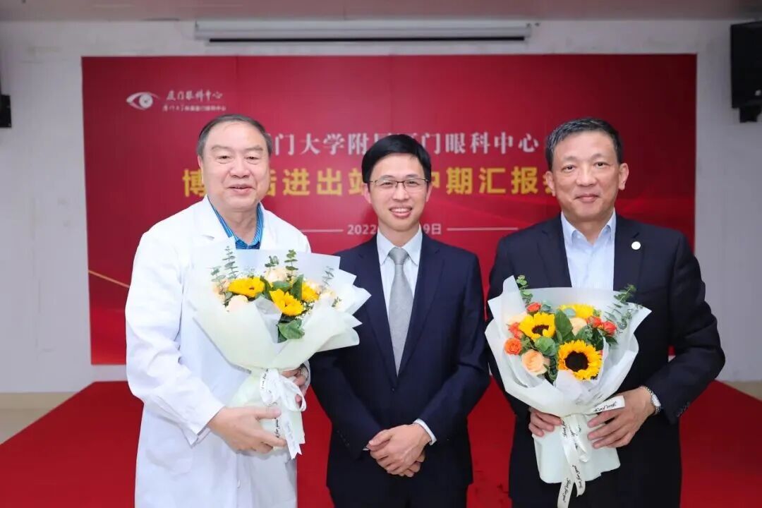 ▲修阳晖博士后出站与导师合影留念