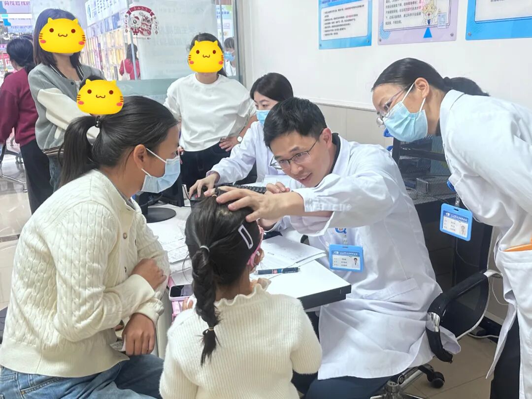 ▲修阳晖博士后在厦门眼科中心龙岩分院坐诊