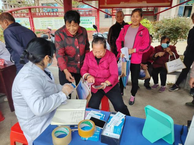 现场还为广大村民发放各类宣传资料，发放精美生活用品