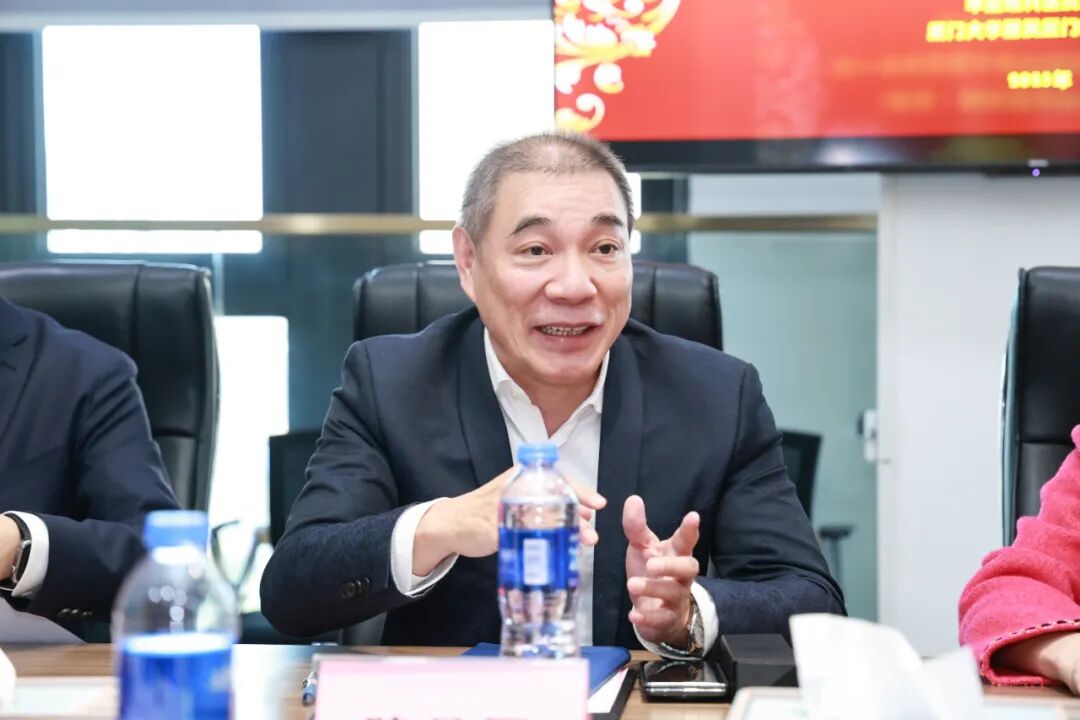 集团领导陈凤国为来宾详细介绍了华厦眼科在眼视光领域的积极探索与宝贵实践