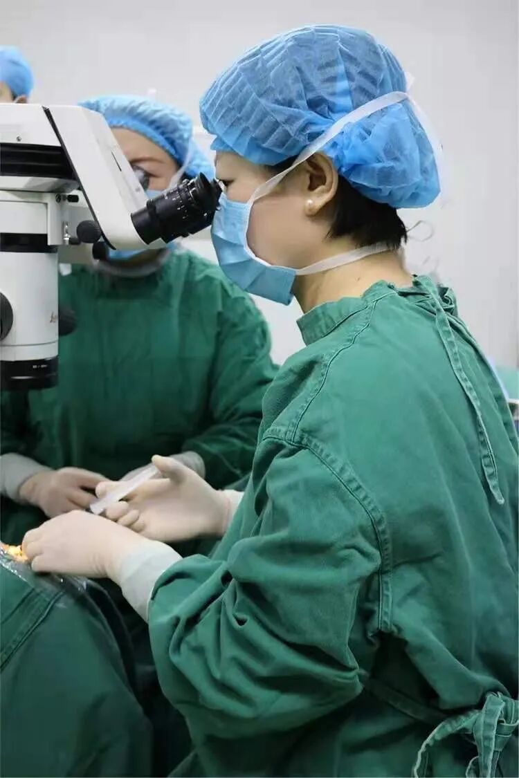 医生做近视手术