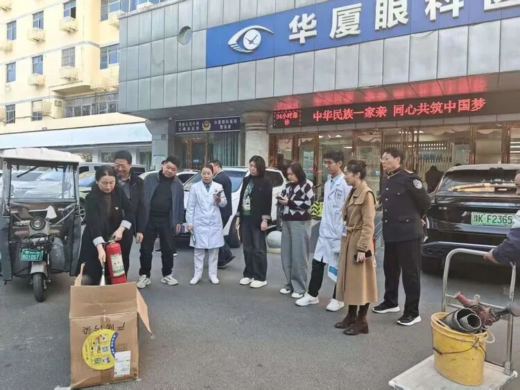 排查结束后组织员工开展灭火器、消防水带、应急照明设备等消防设施实操训练