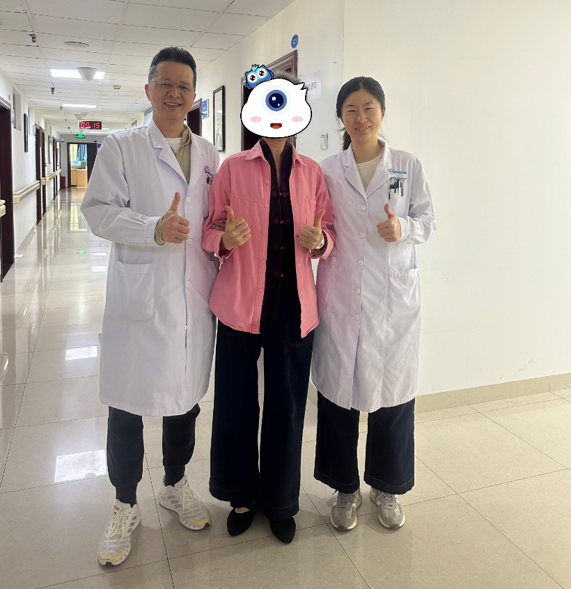 △术后合影：毛祖红主任（左）/黄奶奶/徐静静医生（右）