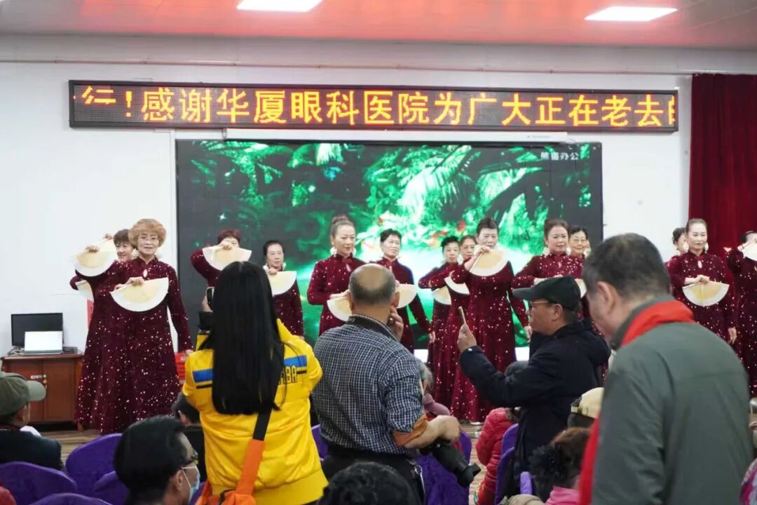 别开生面的文艺演出也在舞台上精彩上演