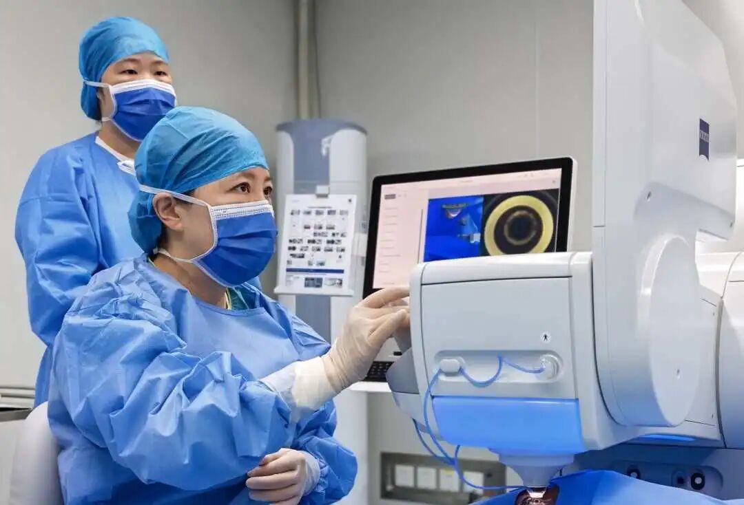 曹文娟主任重点进行了“角膜交联联合屈光手术”的演示与指导