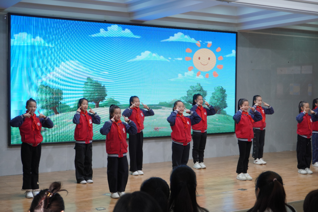 点军至喜小学的同学们上台表演了眼保健操的手势舞