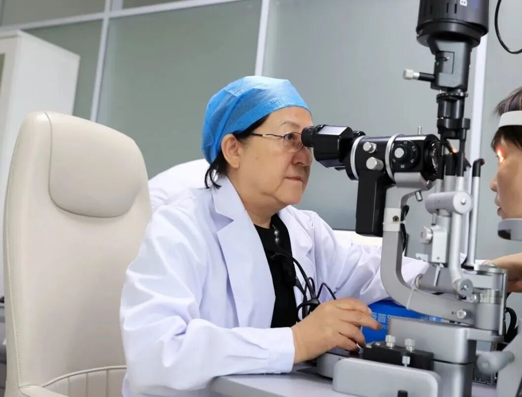 黎晓新总院长为患者查眼