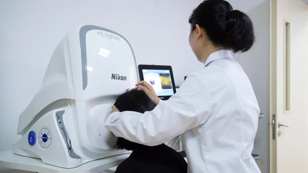 患者进行糖尿病视网膜病变AI筛查