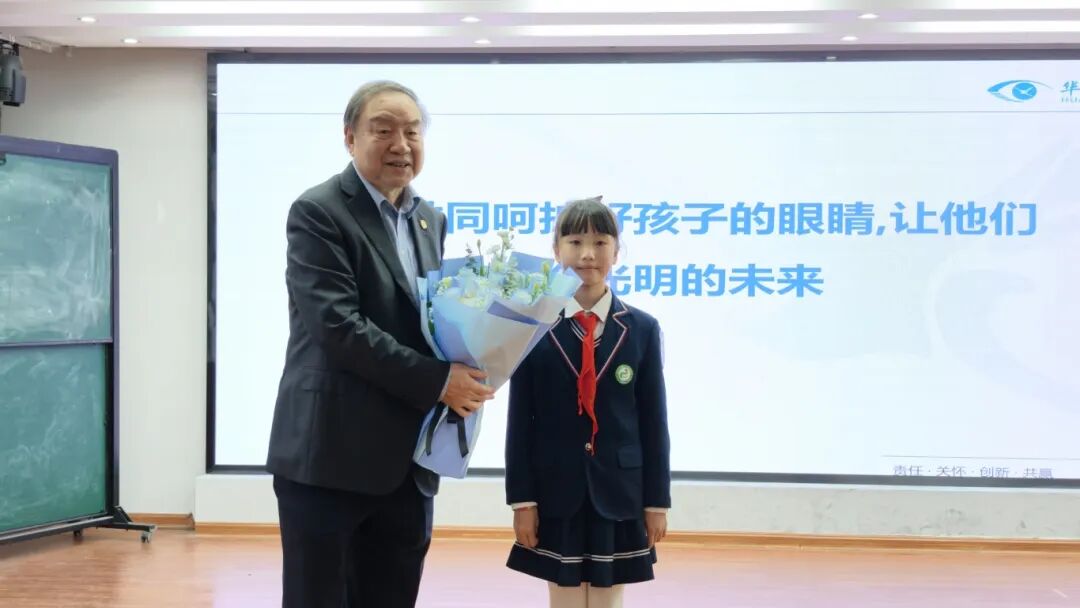 51名学生代表被授予“视力安全官”臂章并集体宣誓