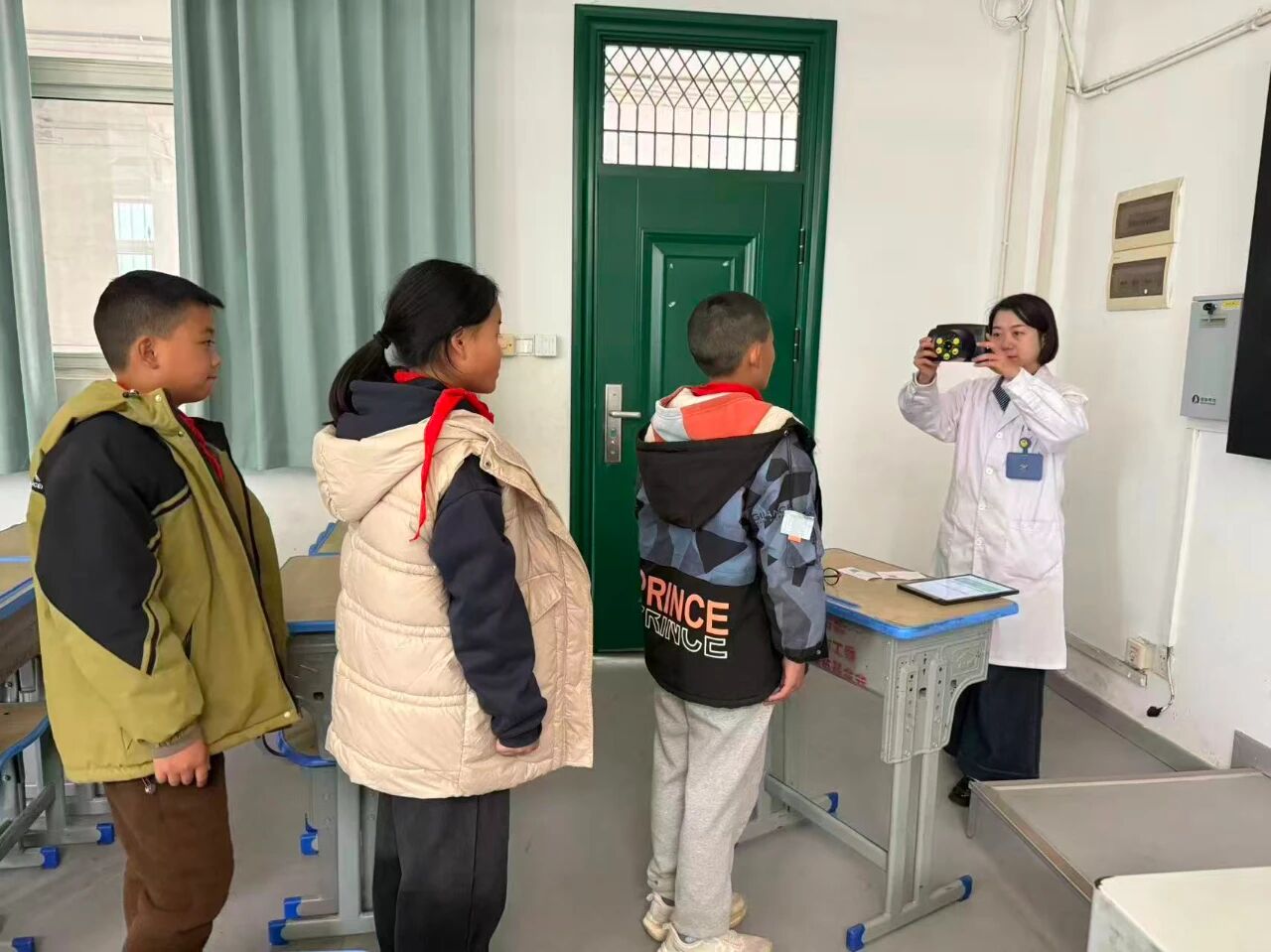 此次校园视力筛查采用“错峰检测+精准建档+现场宣教”的一体化模式，确保不影响学校正常教学秩序