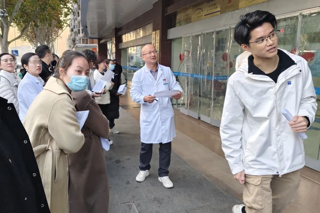 参训人员前往医院大门口及一楼区域开展实操演练