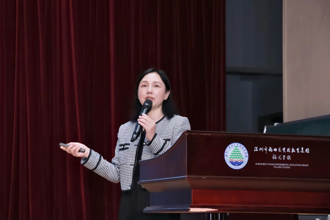 图：韩冰教授讲课中