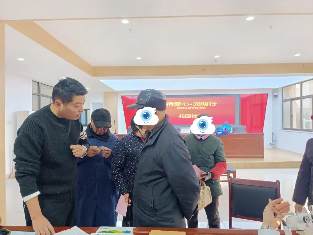 面对老年人的疑问,医护人员全程耐心解答