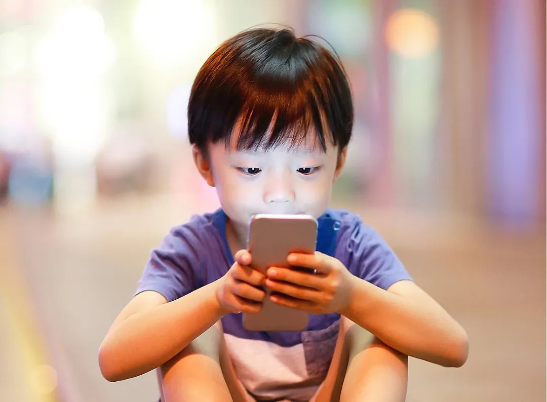 看手机的小孩