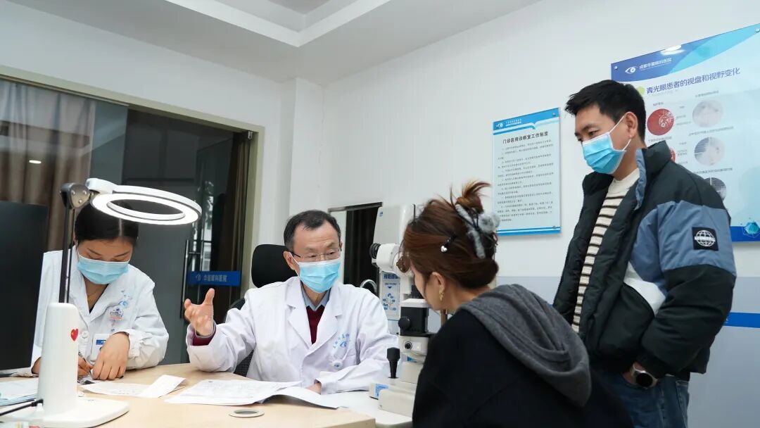 叶剑教授向患者做详细解答