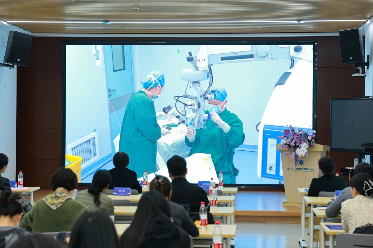 手术由郑林主任主刀演示,陈亮主任同步解析关键步骤