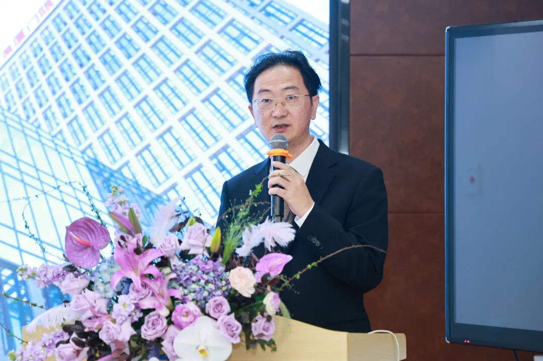 陈亮主任以《厦门眼科中心眼内屈光手术的发展与变革》为题,系统梳理了眼内屈光手术的技术演进脉络。