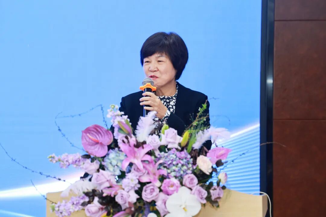 华厦眼科医院集团学术委员会  眼屈光手术分委会主任委员刘苏冰教授