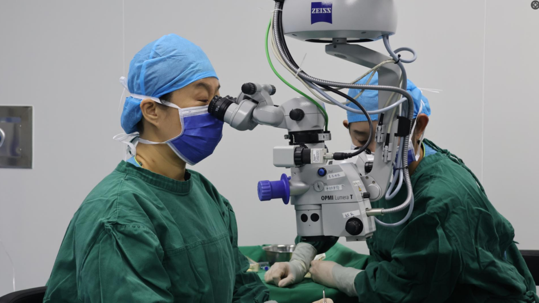 手术室内，王晶主任的操作沉稳而精准