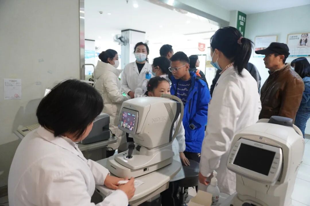 进行了视力检查及眼部健康筛查
