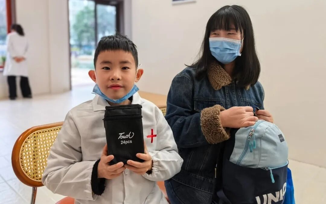 课堂上小记者们与严院长积极互动、踊跃回答问题