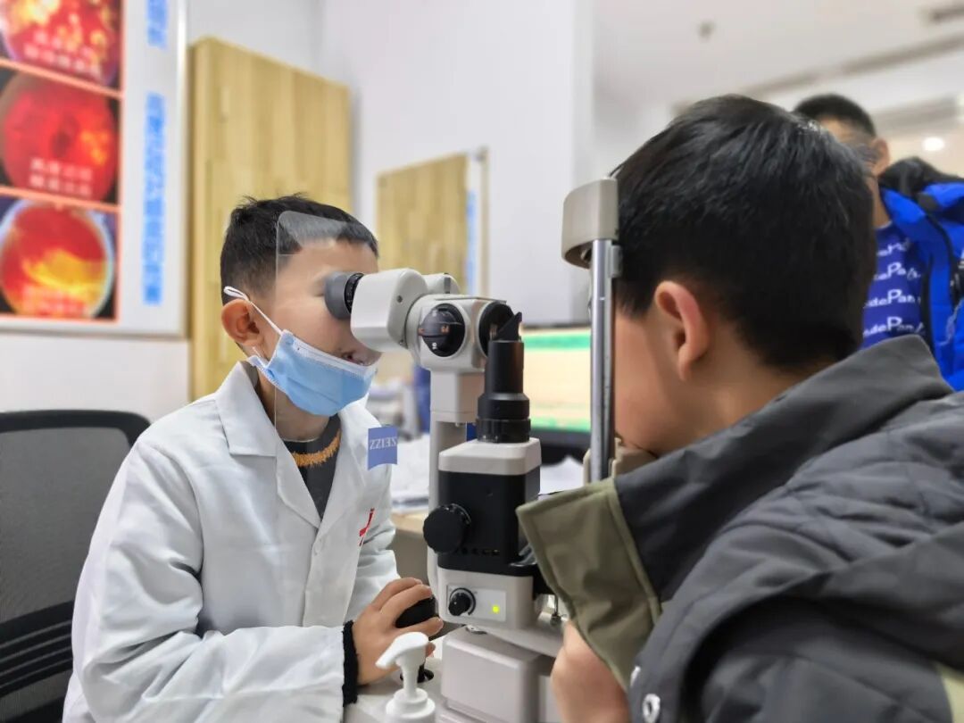 进行了视力检查及眼部健康筛查