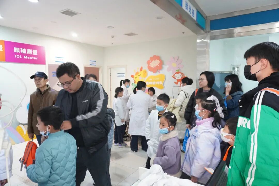 进行了视力检查及眼部健康筛查