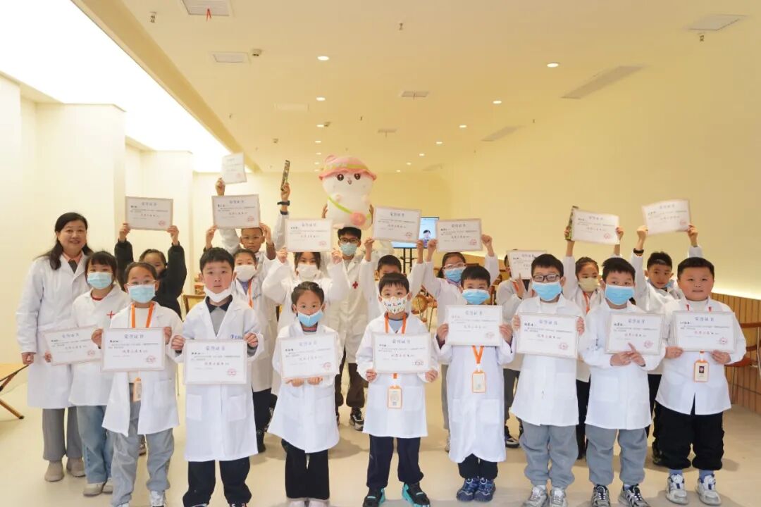 宜昌华厦眼科医院的严宏院长为各位小记者颁发了&ldquo;护眼小卫士&rdquo;荣誉证书