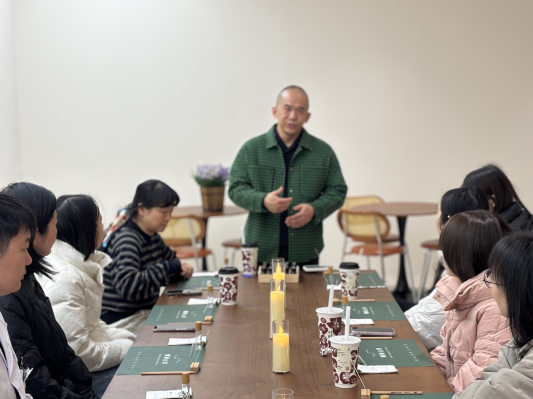 慢香芳香美学馆的专业讲师上台，带领大家进入香氛世界